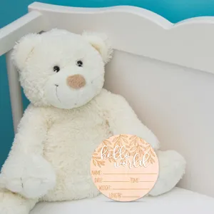 Vue détaillée du panneau de naissance en bois pour bébé avec texte 3D et ours en peluche.
