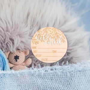 Vue détaillée du panneau de naissance en bois pour bébé avec texte hello world et jalons.