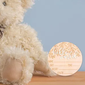Gros plan sur le panneau de naissance en bois avec texte 3D hello world et détails