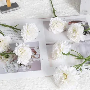 Weisse künstliche Nelke Einzelblume Detailansicht für Heimhochzeit Dekoration und Blumenkunst.