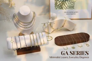 Detailansicht von vergoldeten Kleeblatt-Armbändern und geschichteten Halsketten für den Alltag