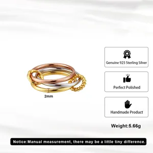 Gros plan d'anneaux triples entrelacés de 2mm en or, argent et or rose poli