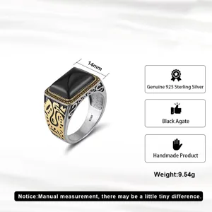 Vue détaillée de la bague en argent S925 pour homme avec agate noire et accents dorés