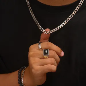Détail d'une bague pour homme avec onyx noir et gravures dorées