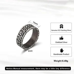 Gros plan détaillé d'une bague tressée en argent 925 oxydé faite à la main pour homme