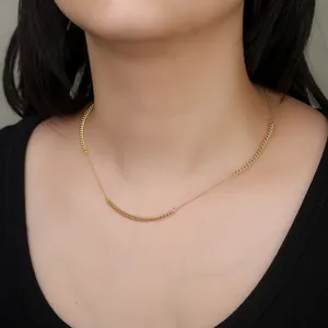 Nahaufnahme einer minimalistischen 14K vergoldeten Halskette mit Panzerkettendetail