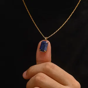 Nahaufnahme eines eleganten rechteckigen Lapislazuli Kettenanhängers an filigraner Kette.