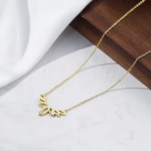 Detailansicht eines eleganten goldenen Blattanhängers an einer feinen S925 Silberkette
