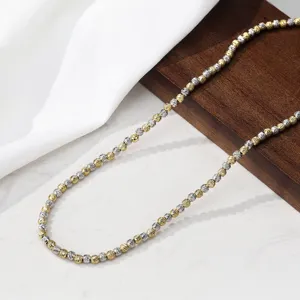 Detailansicht der 925er Silber Halskette mit facettierten Perlen in Gold- und Silbertönen.