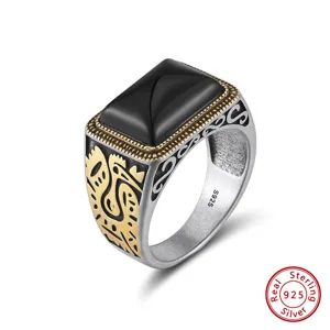 Vue détaillée d'une bague pour homme en argent 925 avec une pierre d'agate noire carrée