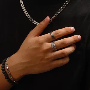 Détail de bagues en argent vintage pour hommes avec motifs tressés de style hip-hop