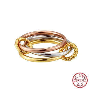 Bague tricolore entrelacée en argent sterling avec anneaux torsadés et lisses élégants.
