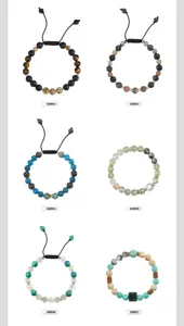 Sammlung von Naturstein-Perlenarmbändern mit verschiedenen Kristall- und Opal-Stilen