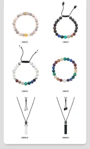 Sortiment an Naturstein-Perlenarmbändern und minimalistischen Stab-Halsketten Set