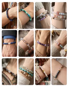 Detaillierte Kollektion von Naturstein-Perlenarmbändern mit verschiedenen Kristallen