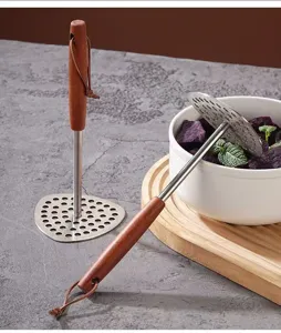 Presse-purée en acier inoxydable avec manche en bois et lanière en cuir pour cuisine