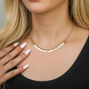 Detailansicht einer modischen goldenen Quastenkette mit runden Paillettenscheiben an 925er Silberkette