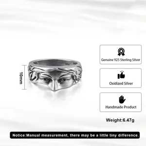 Vue détaillée d'une bague en argent sterling S925 oxydé avec sculpture de visage artistique