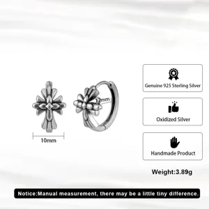 Détail de créoles en argent sterling S925 en forme de croix avec dimensions et poids