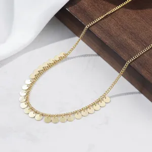 Nahaufnahme einer 14K vergoldeten Quastenkette mit mehreren runden Paillettenanhängern