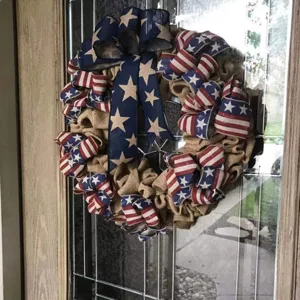 Corona patriótica de arpillera con cintas de la bandera americana en una puerta