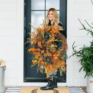 Grande ghirlanda autunnale con girasoli blu e nastri leopardati per decorazione porta