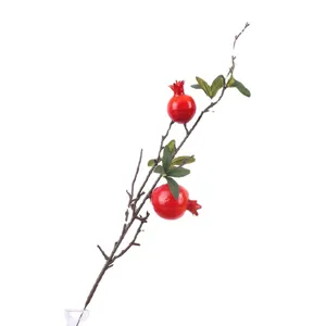 Ramo di melograno artificiale con due frutti rossi realistici e foglie per decorazione