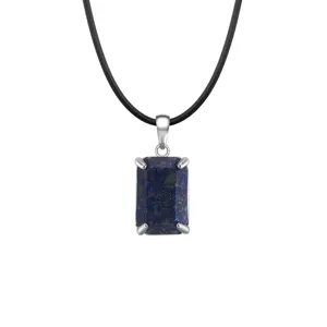Geometrischer quadratischer blauer Steinanhänger an schwarzer Kordelkette modischer Schmuck