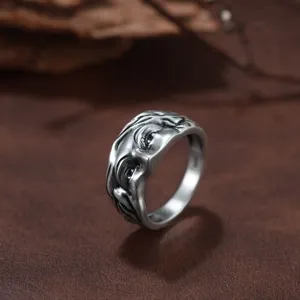 Détail en gros plan d'une bague en argent S925 antique avec gravure de visage complexe