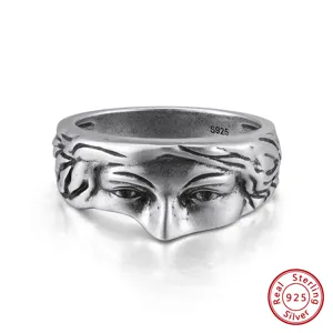 Gros plan d'une bague en argent sterling S925 vintage avec détail de visage sculpté
