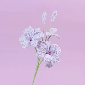 Detaillierte Ansicht einer handgehäkelten Dendrobium-Orchidee mit feiner Garnstruktur