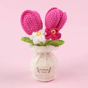 Handgehäkelte Tulpen-Topfpflanze im weißen Strickvase mit feinen floralen Details
