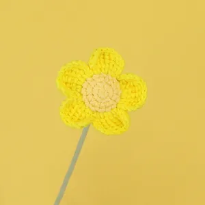Vista dettagliata della trama all'uncinetto di un fiore giallo fatto a mano in filato