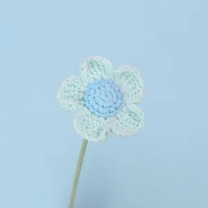 Vista macro dettagliata di un fiore di lana fatto a mano con petali verde menta chiari