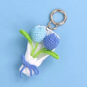 Portachiavi a bouquet di tulipani all'uncinetto fatto a mano con fiori blu e anello