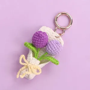 Dettaglio portachiavi bouquet di tulipani viola fatti a mano all'uncinetto con anello