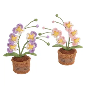 Handgefertigte gehäkelte Orchideen-Topfpflanzen in Lila und Rosa für Schreibtischdeko und Geschenke