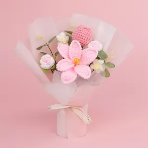Vista detallada de un ramo de flores de ganchillo hecho a mano con tulipanes rosas y blancos