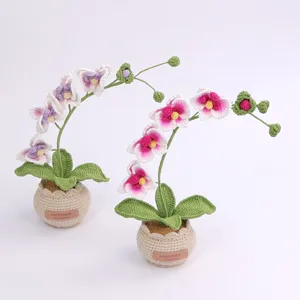 Nahaufnahme handgehäkelter Orchideenblüten mit komplizierten gewebten Texturen