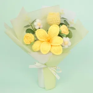 Detalle de un ramo de flores de ganchillo amarillo hecho a mano con lana suave