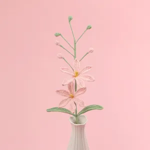 Detailansicht der handgefertigten rosa Häkel-Marsorchidee zur Heimdekoration