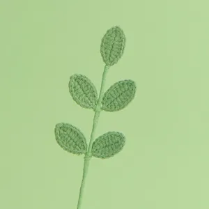 Primo piano di stelo foglia verde fatto a mano all'uncinetto con trama a maglia fine
