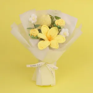 Detalle del ramo de tulipanes amarillos de ganchillo hechos a mano con cinta decorativa