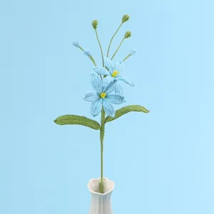 Detailansicht der handgehäkelten blauen Mars-Orchidee aus Garn für die Dekoration.