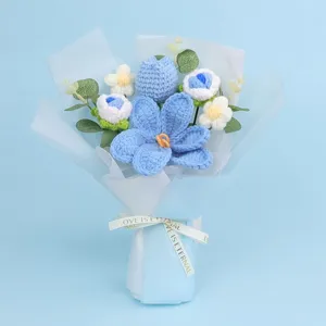 Hermoso ramo de tulipanes azules de ganchillo hecho a mano con cinta Love Is Eternal