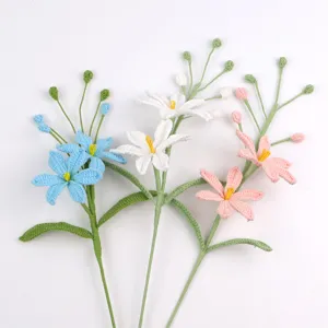 Makroansicht der detaillierten handgestrickten Maschen bunter Mars-Orchideen-Garnblumen