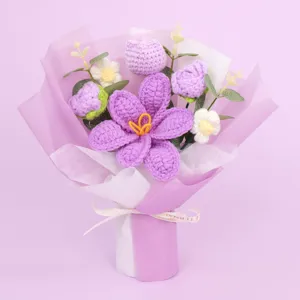 Ramo de ganchillo hecho a mano con tulipanes y rosas moradas decorativas