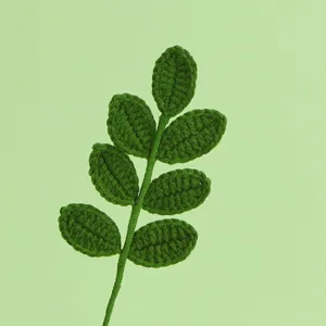 Macro in primo piano di una foglia verde all'uncinetto con trama a maglia dettagliata