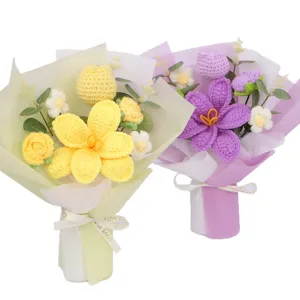 Dos ramos de tulipanes hechos a mano a ganchillo en amarillo y morado con cinta de regalo.