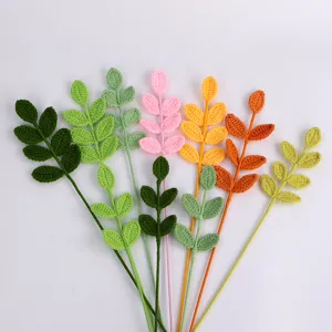 Dettaglio di steli di foglie fatti a mano all'uncinetto in vari colori vivaci per il fai da te